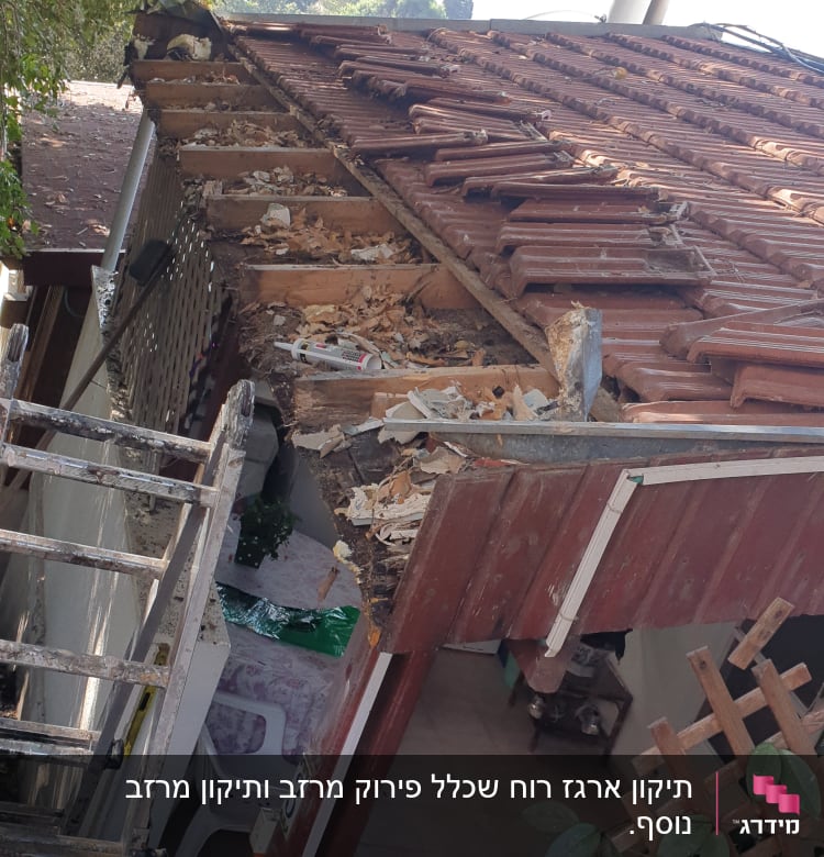 גג רעפים פגום עם קרשים שבורים ופסולת